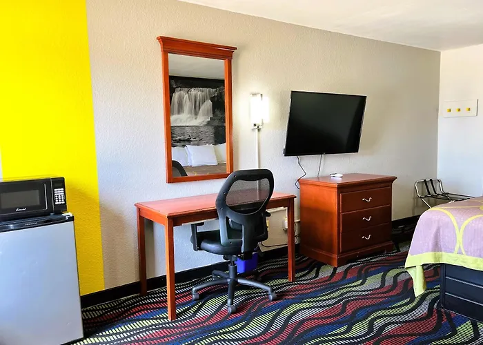 Super 8 By Wyndham Vincennes